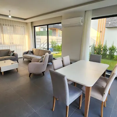 Ala Oezel Havuzlu Villa *